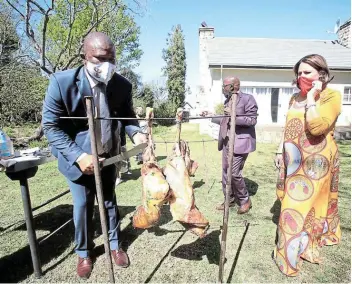  ?? MAJANGAZA Picture: SINO ?? AL FRESCO: Eastern Cape premier Oscar Mabuyane, economic affairs and tourism MEC Mlungisi Mvoko and programme director Leigh Miles share a light moment over a piece of meat at the official launch of tourism and heritage month. The tourism industry has opened its doors to travellers and to mark the occasion, dignitarie­s and guests from across the province gathered at the Hogsback Inn on Tuesday for the launch.