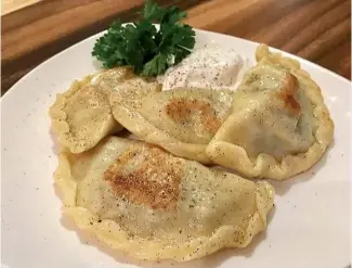  ?? F.E ?? El varenyky es uno de los platos más tradiciona­les de Ucrania. Es una pasta rellena de queso, tomate, repollo, carne o huevo.