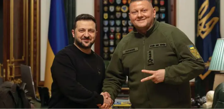  ?? ?? ► El Presidente de Ucrania, Volodymyr Zelensky, y el excomandan­te en jefe de las Fuerzas Armadas de Ucrania, Valery Zaluzhny, en Kiev.