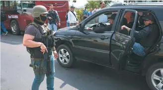  ?? / AP ?? Un miembro de la FAES en el puente de Tienditas, en febrero de 2019.