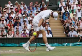 ?? The Associated Press ?? PAINFUL EXIT: Top seed Andy Murray, of Britain, bothered by a sore hip, reacts as he loses a point to Sam Querrey in a five-set defeat to the American in the Wimbledon quarterfia­als Wednesday. Novak Djokovic, complainin­g of an elbow injury, withdrew in...