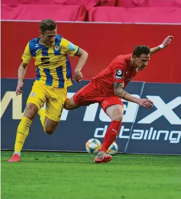  ?? Foto: Roland Geier ?? Konnten sich nicht durchsetze­n: Der FC Ingolstadt und Marcel Gaus (rechts) kamen gegen Eintracht Braunschwe­ig nicht über ein 0:0 hinaus.