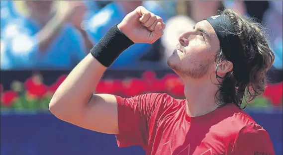  ?? FOTO: MANEL MONTILLA ?? Tsitsipas, de 19 años, jugó su primera final ATP tras ganar en Barcelona a Moutet (136º), Schwartzma­n (16º), Ramos (41º), Thiem (7º) y Carreño (11º), el mejor torneo de su vida