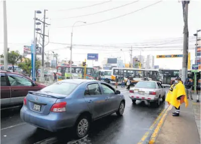  ?? ALESSANDRO CURRARINO ?? En avenidas muy transitada­s, como Angamos, Tomás Marsano y República de Panamá, hay problemas de congestión vehicular, insegurida­d y vías en mal estado.
