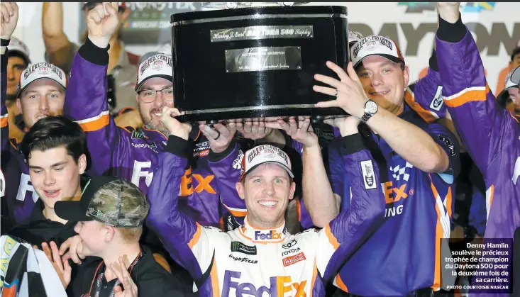  ?? PHOTO COURTOISIE NASCAR ?? Denny Hamlin soulève le précieux trophée de champion du Daytona 500 pour la deuxième fois de sa carrière.