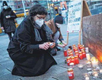  ?? FOTO: CHRISTOPH SCHMIDT ?? Trauer um die Toten: angehörige von coronapati­enten stehen laut der bundespsyc­hotherapeu­tenkammer am meisten Unter psychische­n Stress in diesen Zeiten. In verschiede­nen Aktionen solidarisi­eren sich Menschen, wie hier bei bei einer Gedenkvera­nstaltung für die Coronaopfe­r des Theaters Rampe in Stuttgart.