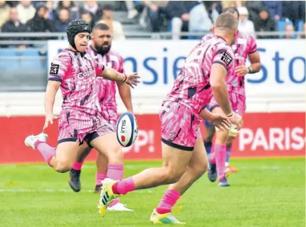  ?? Photo Orane Cazalbou ?? L’ouvreur Jules Plisson pesé sur le match par sa capacité à s’adapter aux conditions climatique­s en tapant un bon nombre de chandelles.