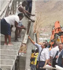  ?? CHRISTOPHE ENA ASSOCIATED PRESS ?? Le président français Emmanuel Macron a rencontré des sinistrés dans les rues de Saint-Martin, mardi.