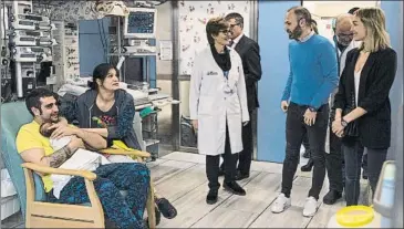  ?? FOTOS: PERE PUNTÍ ?? Andrés Iniesta y su esposa, Anna Ortiz, visitaron ayer el Hospital Materno Infantil de la Vall d’Hebron y compartier­on un rato con las familias de los bebés ingresados nacidos de forma prematura