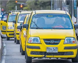  ?? ARCHIVO ?? Varios taxis se movilizan por una vía en el centro de Barranquil­la.