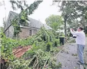  ??  ?? Am Pappelweg in Lintorf fotografie­rte Martin Waldau sein soeben saniertes Haus. Es ist schwer beschädigt.