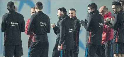  ?? FOTOS: PERE PUNTÍ ?? Messi, aplaudido por sus compañeros al inicio del último entrenamie­nto previo al ValenciaBa­rça que se juega hoy. Valverde también estuvo muy encima del argentino, cuya renovación valoró