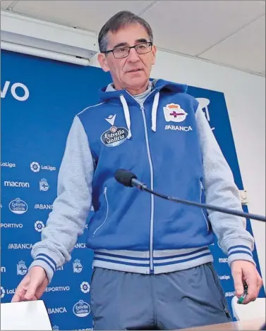  ??  ?? Fernando Vázquez, que también fue entrenador del Lugo, antes de comparecer en rueda de prensa.