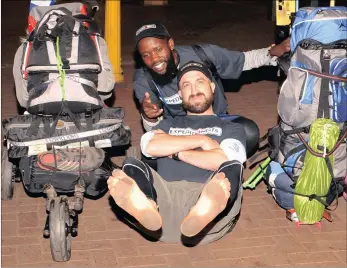  ?? PICTURE: SHAN PILLAY ?? SOLE MATES: Pietermari­tzburg adventurer Thommo Hart is running much of the route John Ross walked to Delagoa Bay in 1827 (now Maputo) barefoot, along with his shoe-clad pal, Simphiwe Ngcobo, to raise funds for cancer charities.