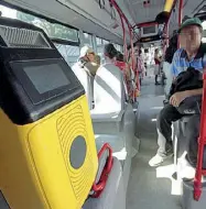  ??  ?? «Ticket» Sugli autobus che saranno in servizio nella Capitale sarà possibile timbrare il biglietto solo salendo dalla porta anteriore