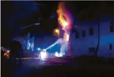  ?? Foto: Simone Kuchenbaur ?? Frühmorgen­s schlugen Flammen an der Nordseite des Schloss-Ensembles aus einem Fenster.