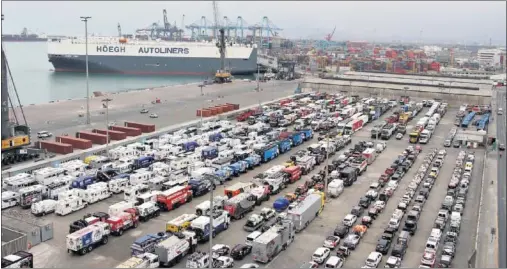  ??  ?? CARAVANA. La Base Aérea de Las Palmas en Lima ha cobijado los camiones de asistencia, equipos de ingenieros y mecánicos de los equipos.