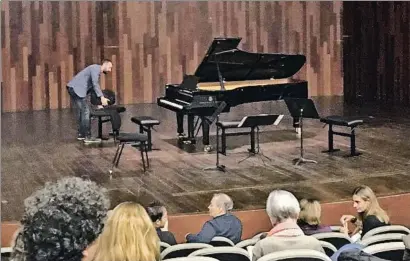  ?? M. CH. ?? El director artístico de L’Auditori echando una mano a los músicos en la sala de cámara, el pasado miércoles