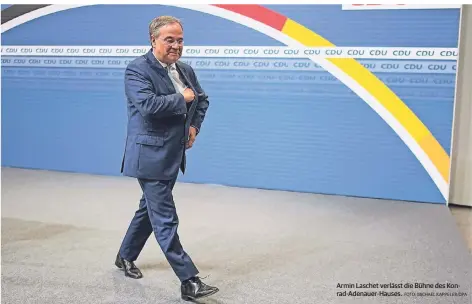  ?? FOTO: MICHAEL KAPPELER/DPA ?? Armin Laschet verlässt die Bühne des Konrad-Adenauer-Hauses.