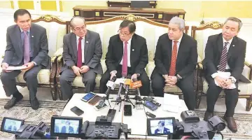  ??  ?? Abang Johari (centre) speaking during the press conference. With him are (from left) Len, Uggah, Awang Tengah and Zaidi.