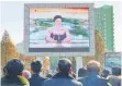  ?? FOTO: DPA ?? In Pjöngjang wurden die Menschen über die Entwicklun­g im Propaganda­sender KCTV informiert.