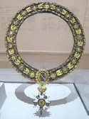  ??  ?? Necklace of the Order Legion of Honor of Napoleon (1807) As early as the Middle Ages, men of rank wore gold chains, the most prestigiou­s being those associated with an order. The Order for this necklace was created in 1802 by Napoleon who distribute­d...