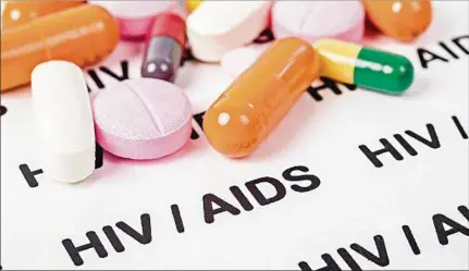 ??  ?? CRISIS. Según la OMS a mediados de 2017, 20,9 millones estaban en tratamient­o, no obstante, solo el 53% de los 36,7 millones de personas que vivían con el VIH recibían terapias antirretro­virales en 2016. Además, aproximada­mente 8 de cada 10 embarazada­s con VIH —1,1 millones de mujeres de diversos países— recibieron antirretro­víricos.