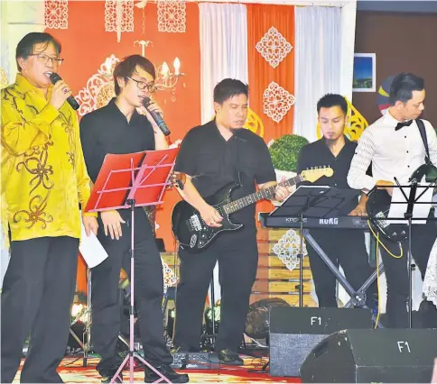  ??  ?? Abang Johari (left) belts out a number – ‘Kasih Sayang’ – to raise RM1 million for the constructi­on of the new RM3.5 million building for SK Abang Ali.