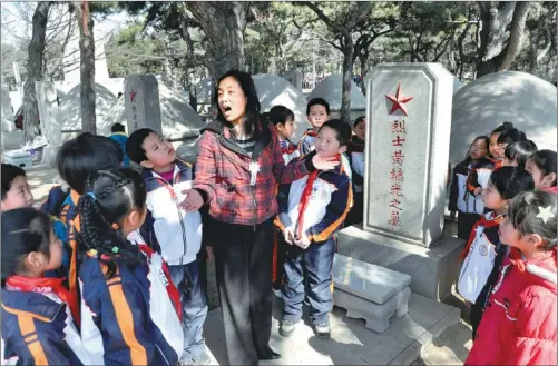  ?? LIU HAIYANG / FOR CHINA DAILY ?? Primary school pupils pay their respects to the war dead at the Chinese People’s Volunteers Martyrs’ Cemetery in Shenyang, the capital of Liaoning province.
