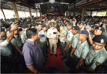  ?? — Photo by Chimon Upon ?? Mohamad Sabu (centre) poses with army personnel in a number of wefies during his first official visit to Muara Tuang Army Camp.