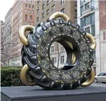  ?? ?? PIEZAS. Las esculturas que Betsabeé Romero instaló en Nueva York están elaboradas con llantas de vehículos, material con el que trabaja desde hace dos décadas. Fotos: Nina Romero.