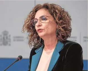  ??  ?? María Jesús Montero MINISTRA DE HACIENDA Y PORTAVOZ DEL GOBIERNO «La reforma fiscal llegará cuando se alcance el nivel de PIB precrisis. Si así lo propone el comité de expertos incluso podría haber bajadas de impuestos»