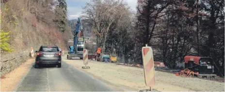  ?? FOTO: DAVID ZAPP ?? Noch fließt der Verkehr einspurig durch die Baustelle auf der L 277 bei Bergsteig. Autofahrer können aufatmen: vor Weihnachte­n sollen wieder Autos auf zwei Spuren rollen.