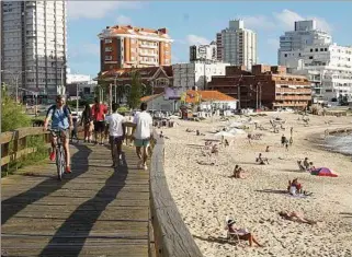  ?? ?? PASEO. Intendenci­a de Maldonado busca preservar espacios naturales en Punta del Este y otras zonas.