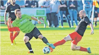  ?? ARCHIVFOTO: GÜNTER KRAM ?? Wie vor zwei Jahren gegen den SV Tannau ( Bild) läuft es für den FC Friedrichs­hafen ( rechts: Spielertra­iner Damir Alihodzic) auch in dieser Saison auf die Relegation hinaus.