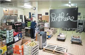  ?? | PHOTO : GUILLAUME SALIGOT / OUEST-FRANCE ?? Chaque matin, des civils de la Marine préparent des commandes destinées à une base, un restaurant ou un bateau précis.