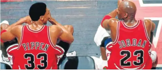  ??  ?? Michael Jordan y Scottie Pippen, legendario­s jugadores de los Chicago Bulls en su década gloriosa.