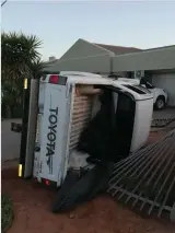  ??  ?? Die Toyota-bakkie wat met ses jong passasiers in Parkweg omgeslaan het.