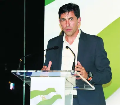  ?? ?? El premiado Antonio Lorente Lamarca durante su discurso en la gala de los IV Premios Andalucía