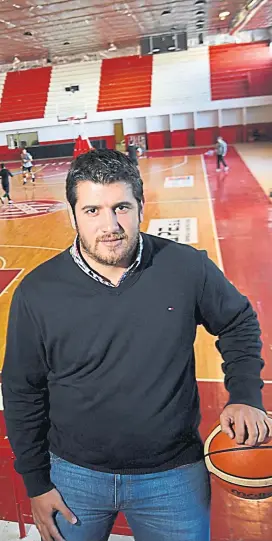  ?? (RAMIRO PEREYRA) ?? El “vice”. Cavagliatt­o es el referente del básquetbol en la Gloria y confía en que el equipo ocupe el lugar que merece en lo deportivo.