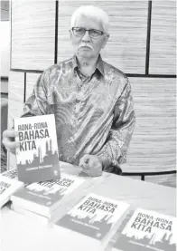  ??  ?? JAMDIN menunjukka­n buku umum tulisan beliau yang bertajuk Rona-Rona Bahasa Kita.