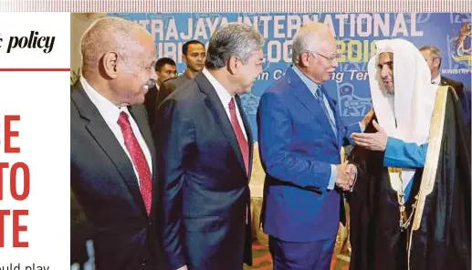  ?? PIC BY AHMAD IRHAM
MOHD NOOR ?? Prime Minister Datuk Seri Najib Razak greeting Muslim World League secretary-general Dr Muhammad Abdul Karim Al-Issa at the closing of the Putrajaya Internatio­nal Security Dialogue 2018 yesterday. With him is Deputy Prime Minister Datuk Seri Dr Ahmad...