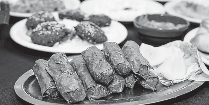  ??  ?? Al Sahara. La picada del restaurant­e incluye niños envueltos, un plato muy tradiciona­l de la cocina árabe.