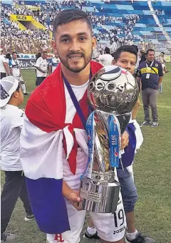  ??  ?? DESPEDIDA Gustavo Guerreño compartió esta foto en sus redes sociales con el trofeo ganado.