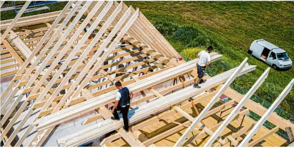  ?? Foto: stock.adobe.com/countrypix­el ?? Zimmerleut­e beim Aufrichten eines Dachstocks: Nicht nur Neubauten, sondern auch Immobilien­käufe trieben die Grunderwer­bsteuerein­nahmen in die Höhe.