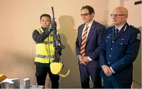  ?? ROBERT KITCHIN/ STUFF ?? Police Minister Stuart Nash, centre, pictured with Deputy Commission­er Mike Clement, right, ahead of the gun buyback campaign last year, said the new gun laws would go hard on gangs with guns.