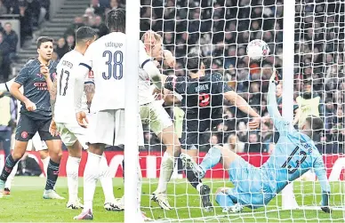  ?? — Gambar AFP ?? AKSI TUMPUAN: Sebahagian daripada babak-babak aksi perlawanan Piala FA Inggeris di antara Tottenham Hotspur dan Manchester City di Stadium Tottenham Hotspur di London.