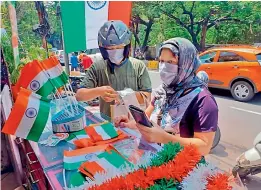  ?? — R. PAVAN ?? People purchase the Tricolour ahead of the Independen­ce Day, in Hyderabad on Thursday.