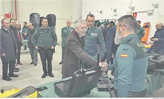  ?? ERASMO FENOY ?? Grande-marlaska, saludando ayer a un guardia civil en las instalacio­nes del Instituto Armado en el Puerto de Algeciras.