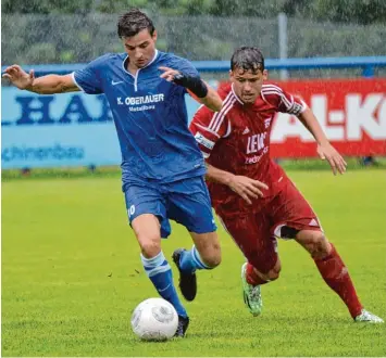  ?? Foto: Ernst Mayer ?? Eine Ewigkeit nicht mehr im königsblau­en Trikot gespielt hat Dominik Fabinger (hier gegen den damals, im August 2015, für den FC Memmingen II antretende­n Michael Wende).